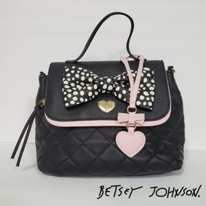 𝗕𝗘𝗧𝗦𝗬 𝗝𝗢𝗛𝗡𝗦𝗢𝗡 Quilted Bow Handbag